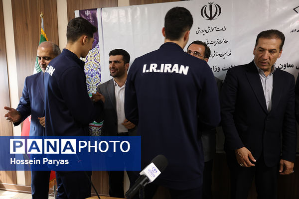 نشست صمیمی معاون تربیت بدنی و سلامت با ورزشکاران و کادر فنی تیم ملی والیبال دانش‌آموزی
