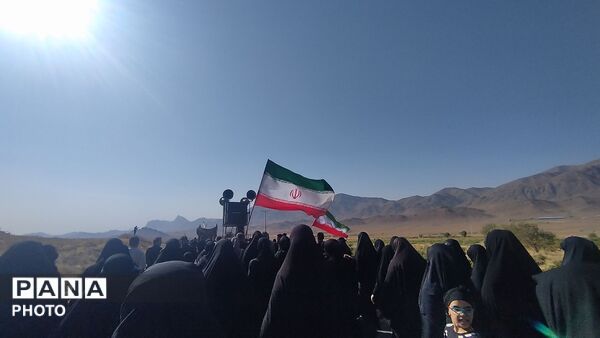 کاروان پیاده روی مردم روستای خاوه و جاماندگان کربلا در روز اربعین حسینی به سمت کربلای ایران 