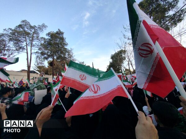 دانش آموزان کرمانی در سوگ «شهدای دبستان شجره طیبه میناب»