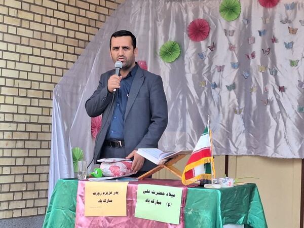 بوسه دختران روستای لالب بر دستان زحمت‌کشیده پدران