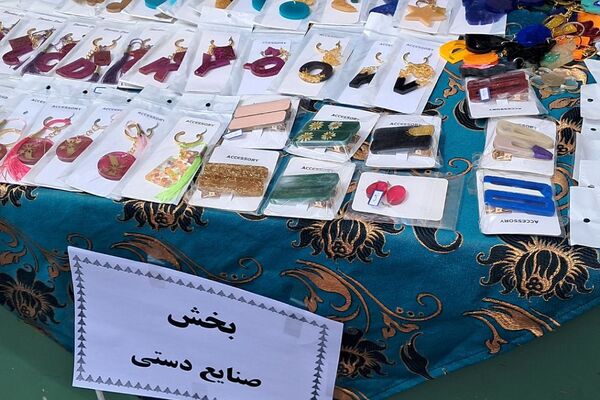 برگزاری بازارچه صنایع دستی و غذا در دبیرستان‌ حضرت‌ معصومه (س) شهرستان فیروزکوه
