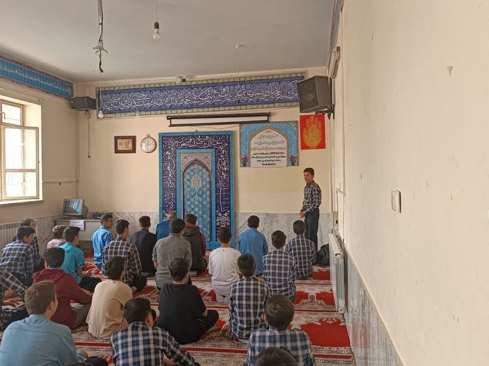 برپایی نماز جماعت ظهر و عصر در آموزشگاه شهید رجایی یک بجنورد