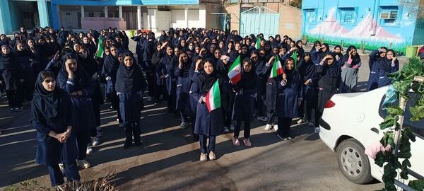 دانش‌آموزان ناحیه4 اهواز روز اول مدرسه را با یاد شهدا آغاز کردند