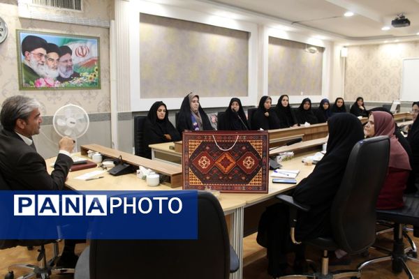 جلسه هم‌اندیشی بانوان اداری نیشابور با مدیر آموزش و پرورش 