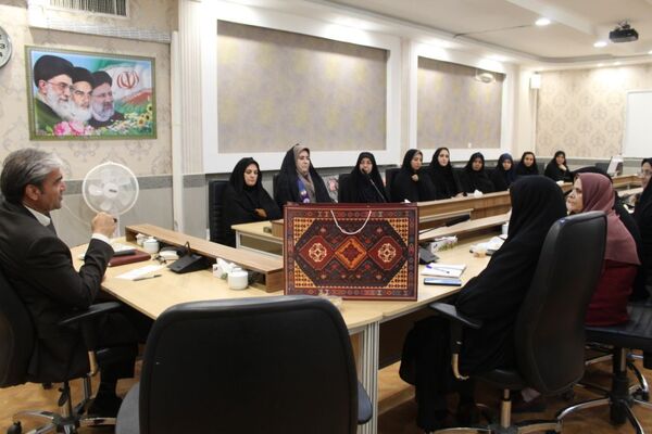 جلسه هم‌اندیشی بانوان اداری نیشابور با مدیر آموزش و پرورش 