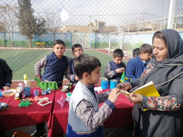  نمایشگاه دست‌سازه‌های دانش‌آموزی در دبستان حضرت قاسم بن‌الحسن‌(ع) ناحیه یک