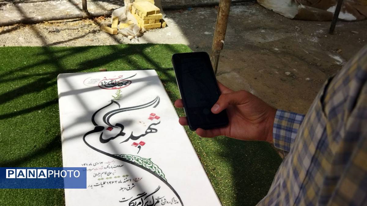 ادای احترام دانش آموزان پایه دهم  دبیرستان شاهد ابوذر غفاری به مقام شامخ شهدا