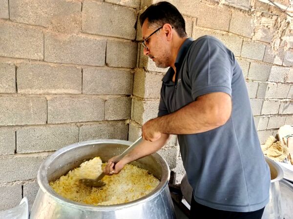 پخت و توزیع نذری در روز تاسوعای حسینی روستای حسن آباد داراب استان فارس