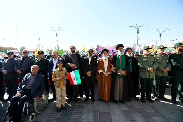 دانش آموزان و مسئولین در کنار یکدیگر، روز دانش‌آموز را رقم زدند