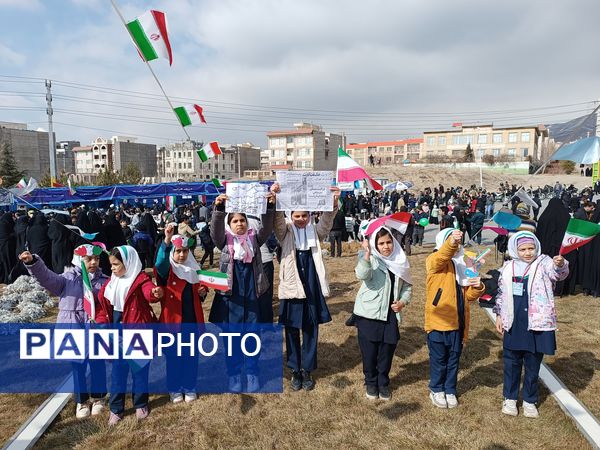 حضور دانش‌آموزان در راهپیمایی ۲۲ بهمن شهرستان پردیس 