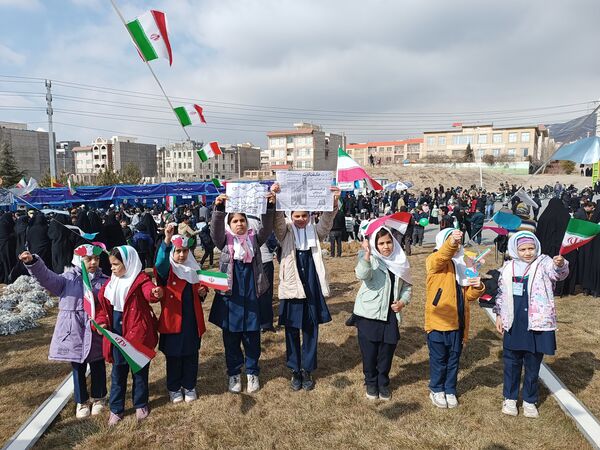 حضور دانش‌آموزان در راهپیمایی ۲۲ بهمن شهرستان پردیس 