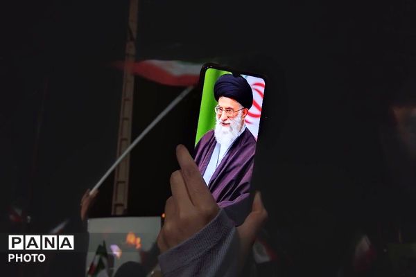 پرچم عزت را می‌بریم بالا 