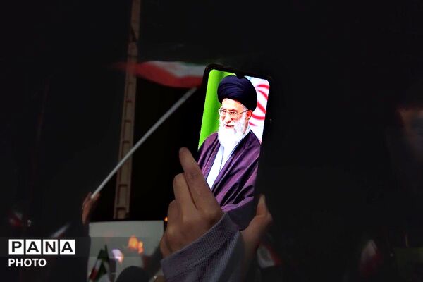 پرچم عزت را می‌بریم بالا 