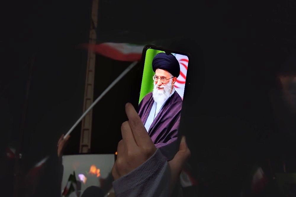 پرچم عزت را می‌بریم بالا 
