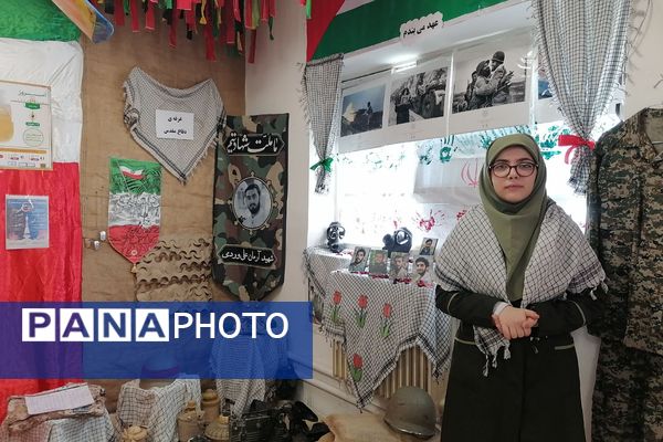 افتتاحیه نمایشگاه «مدرسه انقلاب» در مدرسه شهید شرافت بهارستان‌دو