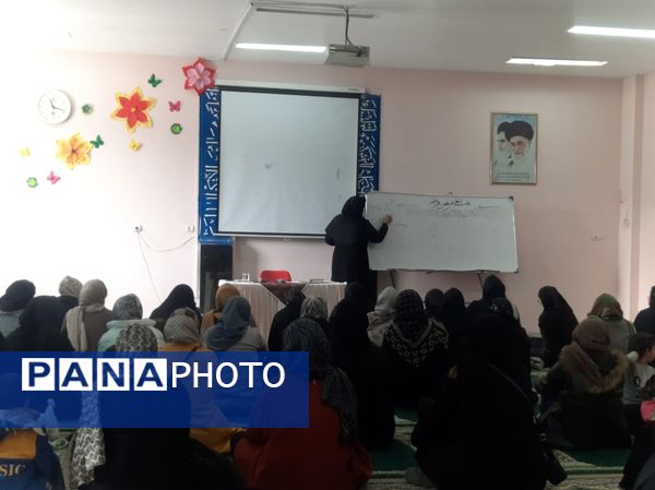 نشست صمیمی انجمن و اولیا پایه هفتم در دبیرستان فرهنگیان ناحیه۷ مشهد