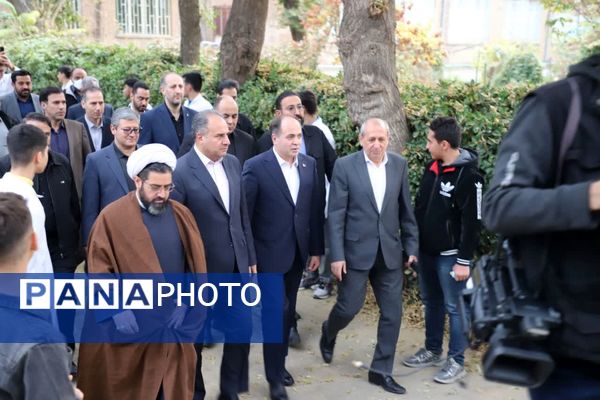 حضور وزیر کشاورزی در مراسم صبحگاهی هنرستان کشاورزی تبریز