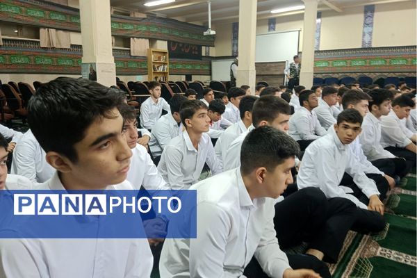 برگزاری مراسم هفته بسیج در هنرستان مجتمع فنی حرفه‌ای تهران در بهارستان‌دو