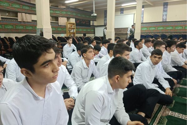 برگزاری مراسم هفته بسیج در هنرستان مجتمع فنی حرفه‌ای تهران در بهارستان‌دو