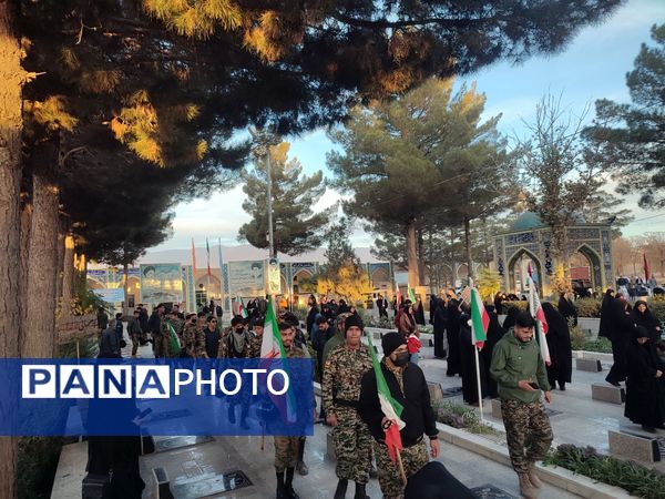 غبارروبی و عطرافشانی گلزار مطهر شهدا در نیشابور 