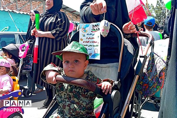 حرکت نمادین کالسکه‌های آذین‌بسته در اسلامشهر