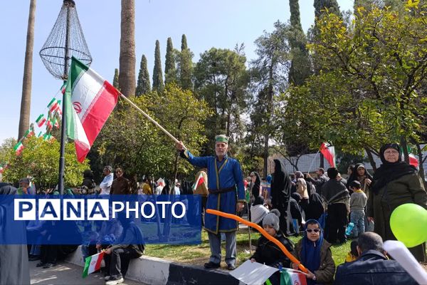 ۲۲ بهمن روز همبستگی و حضور مردم است