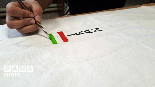  نقاشی همگانی با موضوع «ایرانِ قوی» در دبیرستان اهل‌البیت ناحیه 4 کرج 