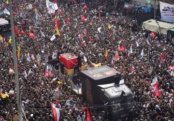 تشییع حماسی پیکر مطهر امام شهید در نجف و کربلا، نماد درخشان برادری و اشتراکات عمیق فرهنگی و اعتقادی دو ملت ایران و عراق است