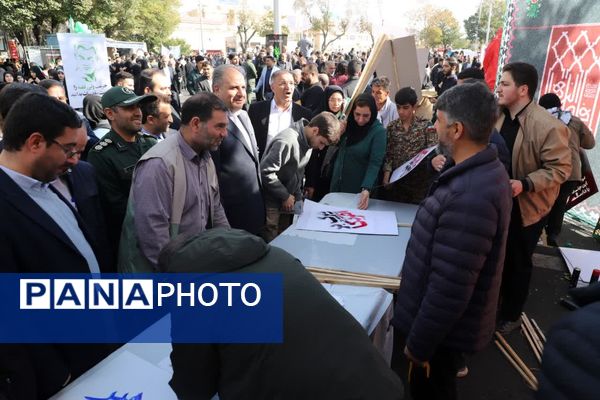  از قاب نگاه نوجوان تا فریاد «مرگ بر استکبار»