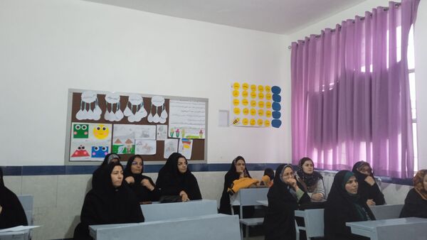 جلسه انجمن اولیا و ارائه کارنامه های هشدار به والدین در مدرسه شهید نجفی فدافن