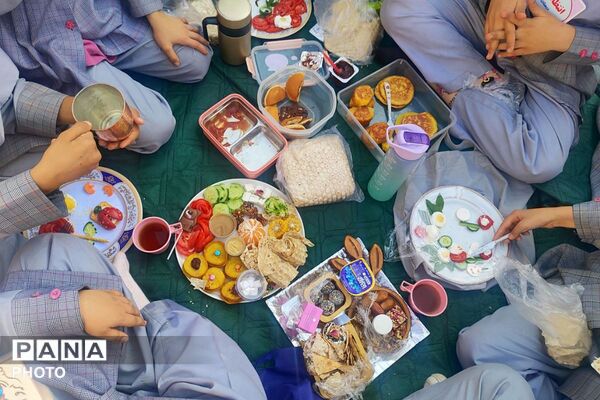 سفره‌ای از جنس لبخند و صبحانه سلامت در دبستان نرجس