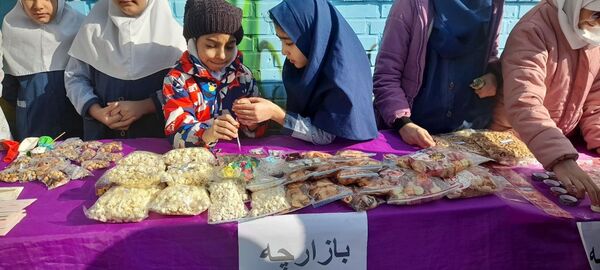 برپایی بازارچه فروش به‌مناسبت دهه فجر در مدرسه ربابه هاشمیان یزدی