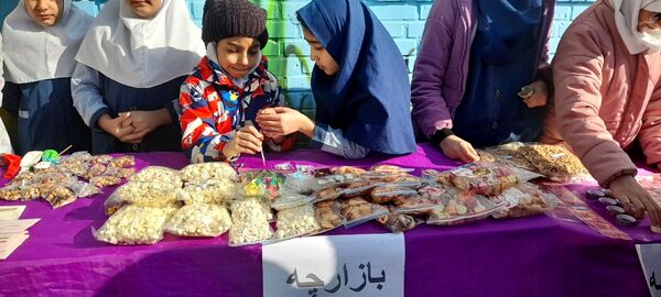برپایی بازارچه فروش به‌مناسبت دهه فجر در مدرسه ربابه هاشمیان یزدی