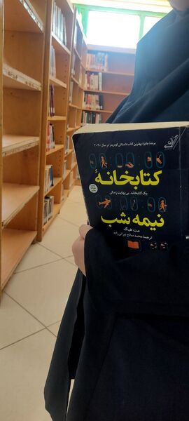 بازدید دانش‌آموزان دبیرستان امام حسین‌(ع) دوره دوم از کتابخانه عمومی شهر