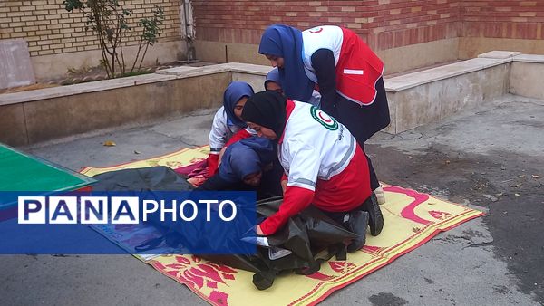 اجرای مانور زلزله با هدف مدرسه ایمن جامعه تاب آور