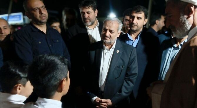 وزیر آموزش و پرورش در جمع دانش آموزان مشهدی ؛ از اقامه نماز تا بازدید از غرفه های دانش آموزی