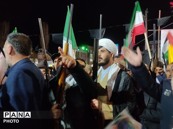 حضور دانش‌آموزان و نوجوانان در راهپیمایی شبانه اردبیل