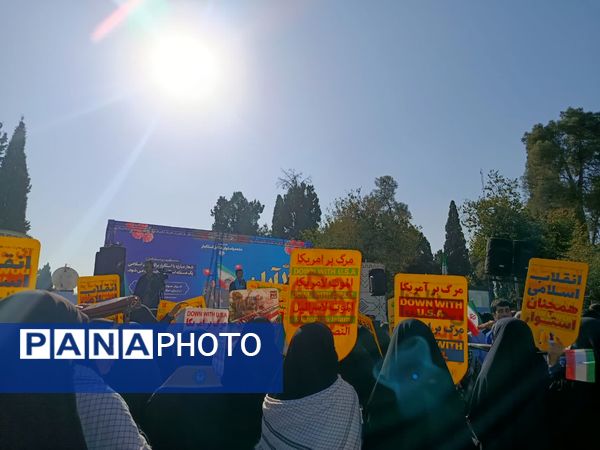 حضور دانش آموزان شیرازی درغرفه‌های فرهنگی راهپیمایی 13 آبان