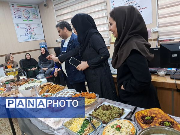 برپایی نمایشگاه دست سازه ها دانش آموزان وجشنواره غذامعلمان  درمدرسه شهیدمعظم