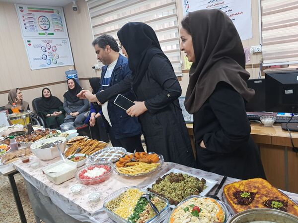 برپایی نمایشگاه دست سازه ها دانش آموزان وجشنواره غذامعلمان  درمدرسه شهیدمعظم