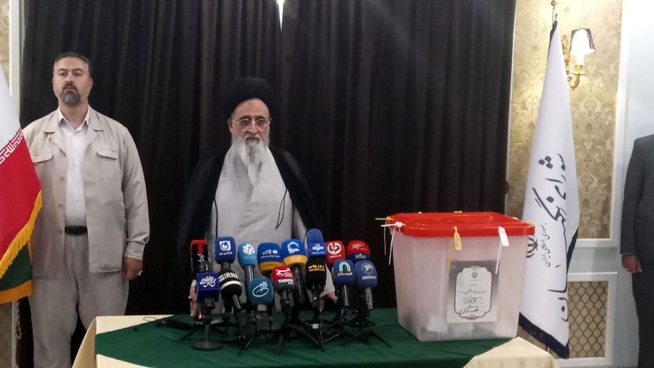 رئیس هیات مرکزی نظارت بر انتخابات رای خود را به صندوق انداخت