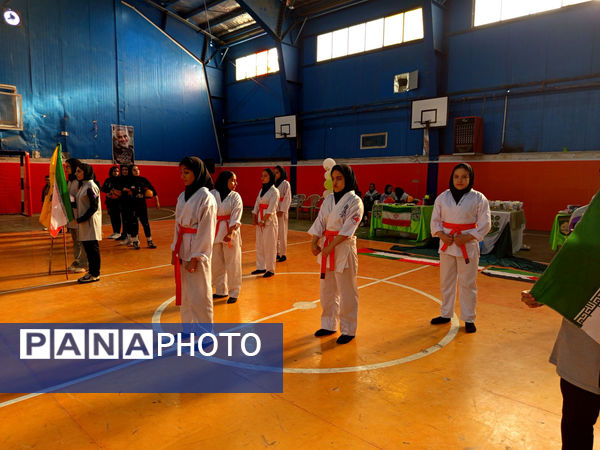 تقدیر از دختران برگزیده مسابقات ورزشی در شهر جعفریه قم