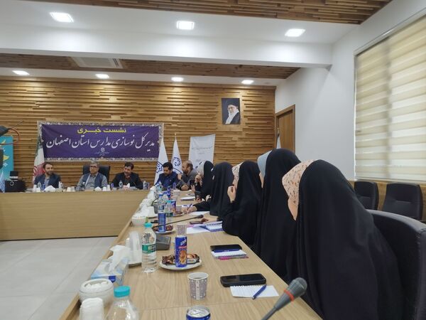 نشست خبری مدیرکل نوسازی مدارس استان اصفهان با دانش آموز خبرنگاران پانا