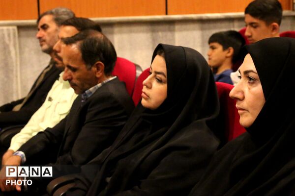 آیین تجلیل از دانش‌آموزان برگزیده جشنواره جابر ابن حیان و پژوهش‌سراهای کبودراهنگ