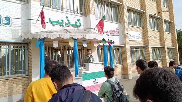 دوستی‌های‌ صالح و ناباب را با زبان شعر ترویج می‌دهم