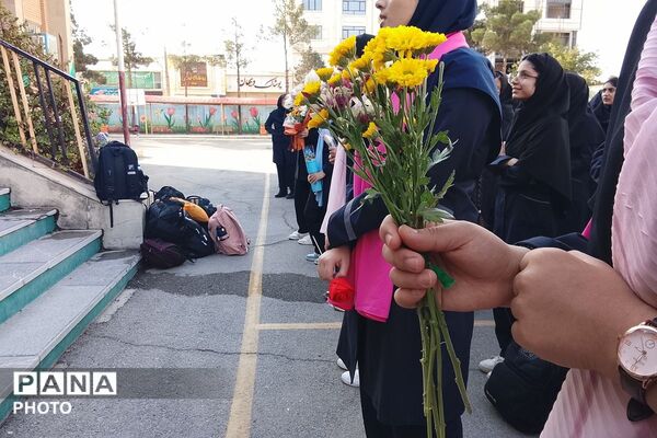 به صدا درآمدن زنگ سلامت در دبیرستان شاهد مرضیه جشن گرفتن حال خوب دانش آموزان 