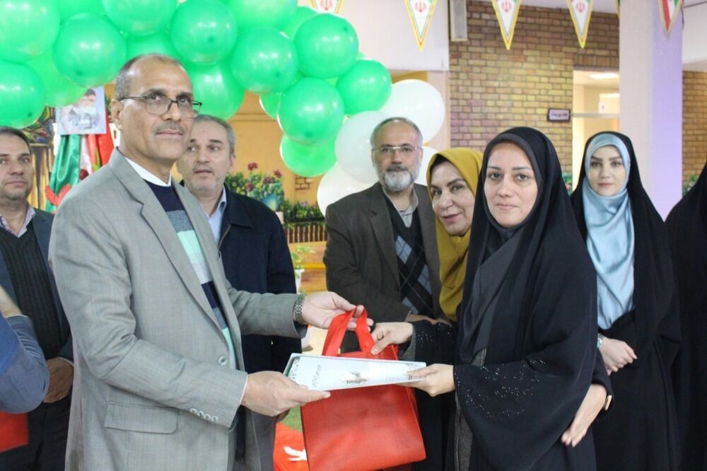 گرامیداشت فرهنگ ایثار با تقدیر از دانش‌آموزان فرزند شهید در منطقه ۵