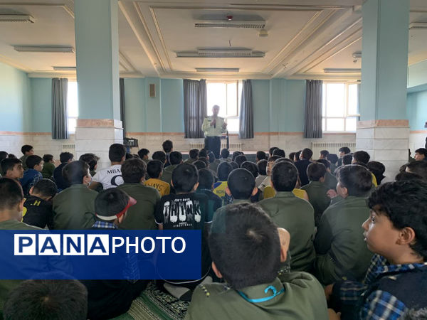 نشست صمیمی پلیس با دانش‌آموزان مدرسه شهدای غزه قم