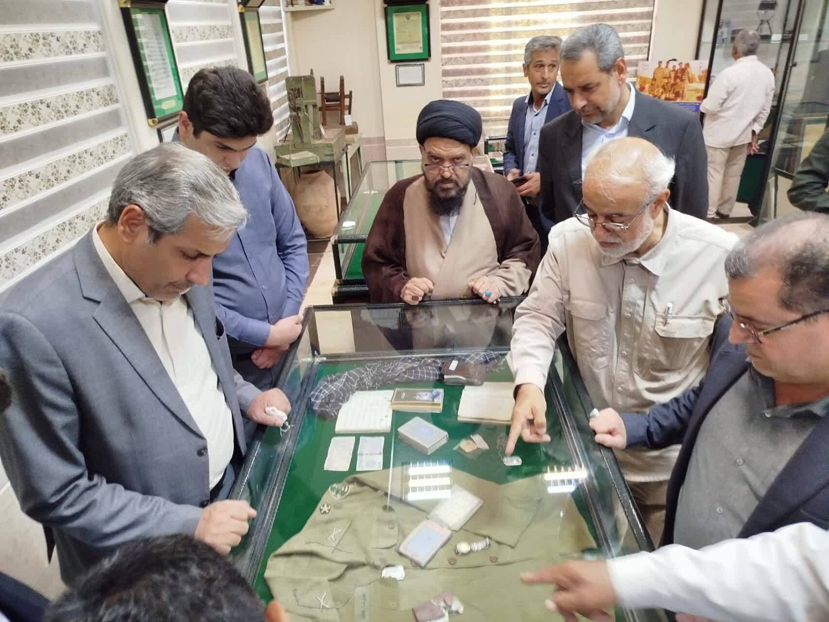 بازدید فرماندار کاشمر از موزه دفاع مقدس در زیارتگاه شهید مدرس(ره)