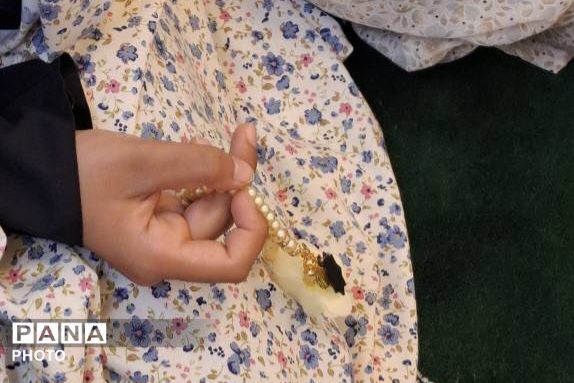 گفت‌وگوی صمیمانه و اقامه نماز جماعت در مدرسه متوسطه دوم حضرت مریم(س)